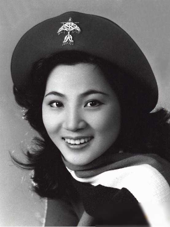 1987年,郑绪岚凭借着一曲曲动人心弦的歌声征服了观众,成为了当时