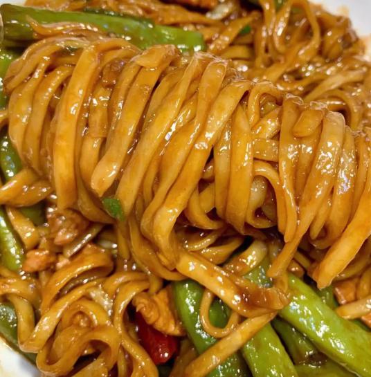 90选材 豆角焖面的主要材料有豆角,面条和五花肉.