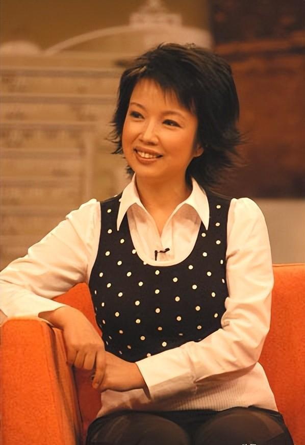 黄薇:事业与家庭的坚韧舞者 黄薇,这位央视的知名主持人,不仅在荧幕前