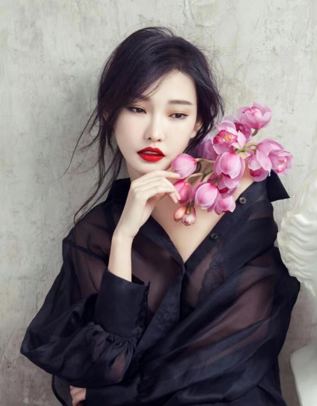童菲:王晶娱乐帝国的闪耀之星 童菲,王晶旗下艺人,拥有专业的演技和较