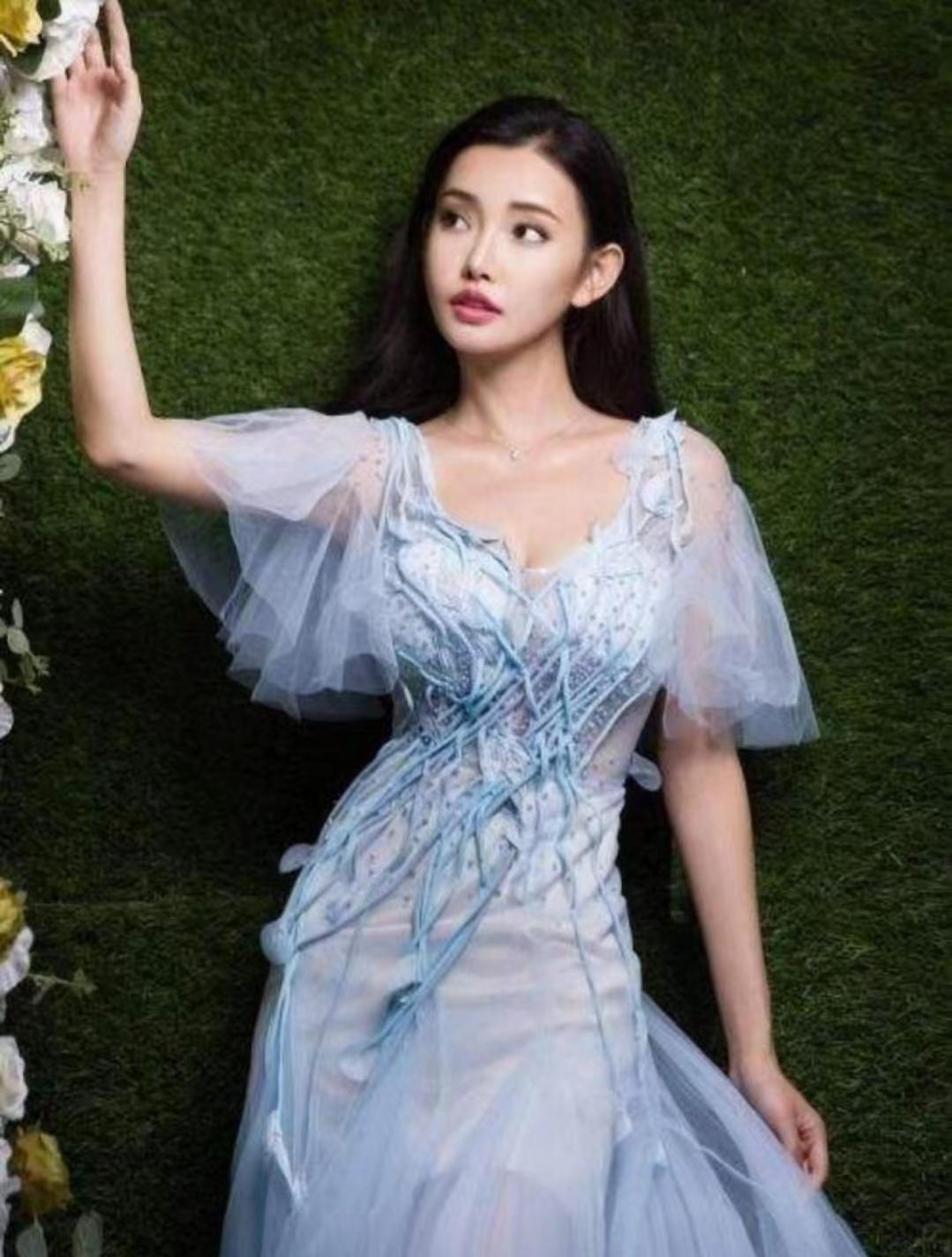 童菲:王晶娱乐帝国的闪耀之星 童菲,王晶旗下艺人,拥有专业的演技和较