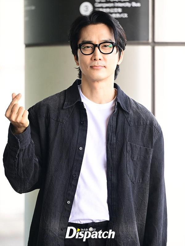 宋承宪黑白时尚亮相机场,商业价值与个人魅力双提升 宋承宪在金浦国际