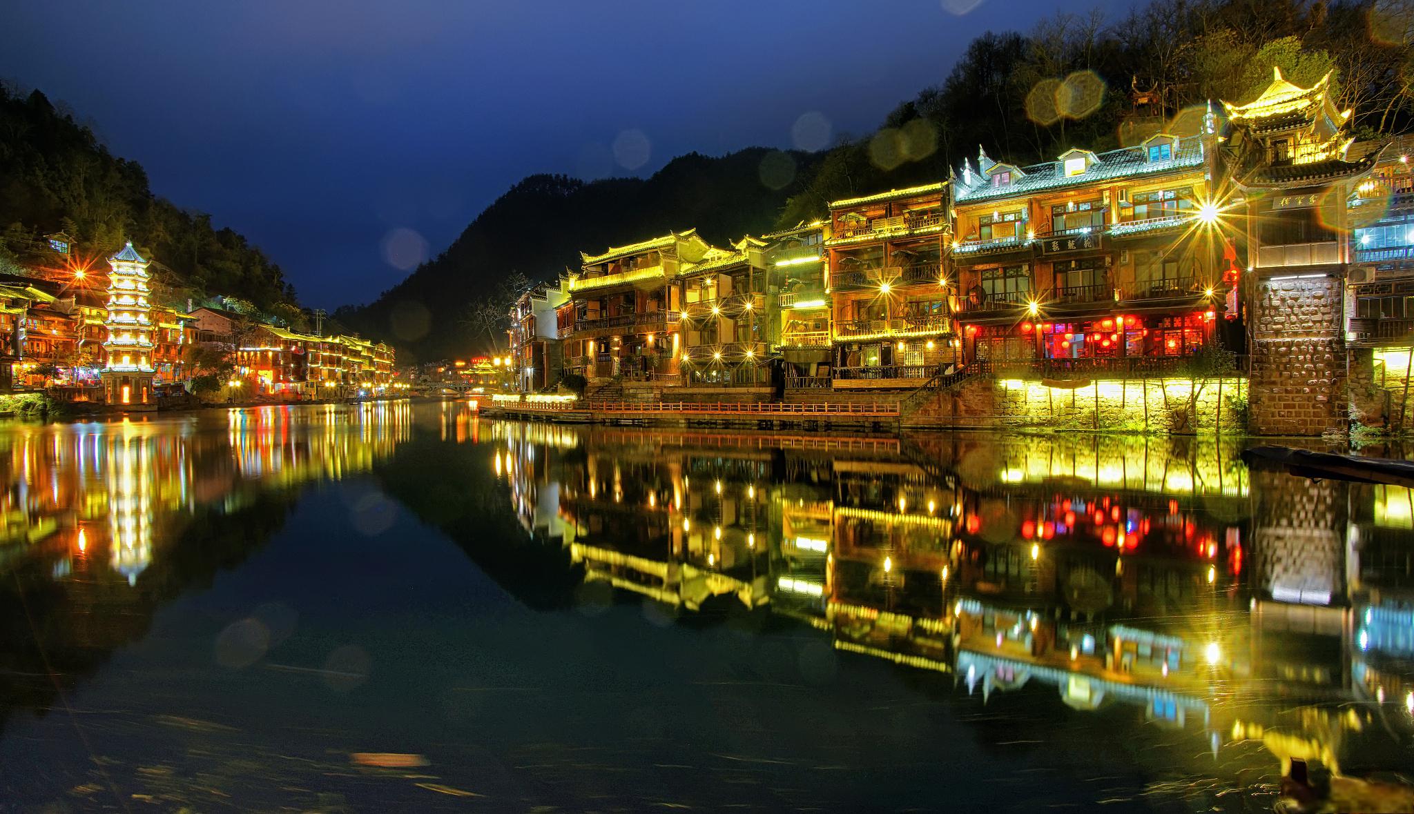 凤凰古城,旧称镇筸城,位于湖南省湘西土家族苗族自治州西南部,占地