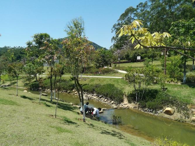 位于北京市朝阳区朝阳公园内的儿童游乐场,为11814岁的孩子们蠢来