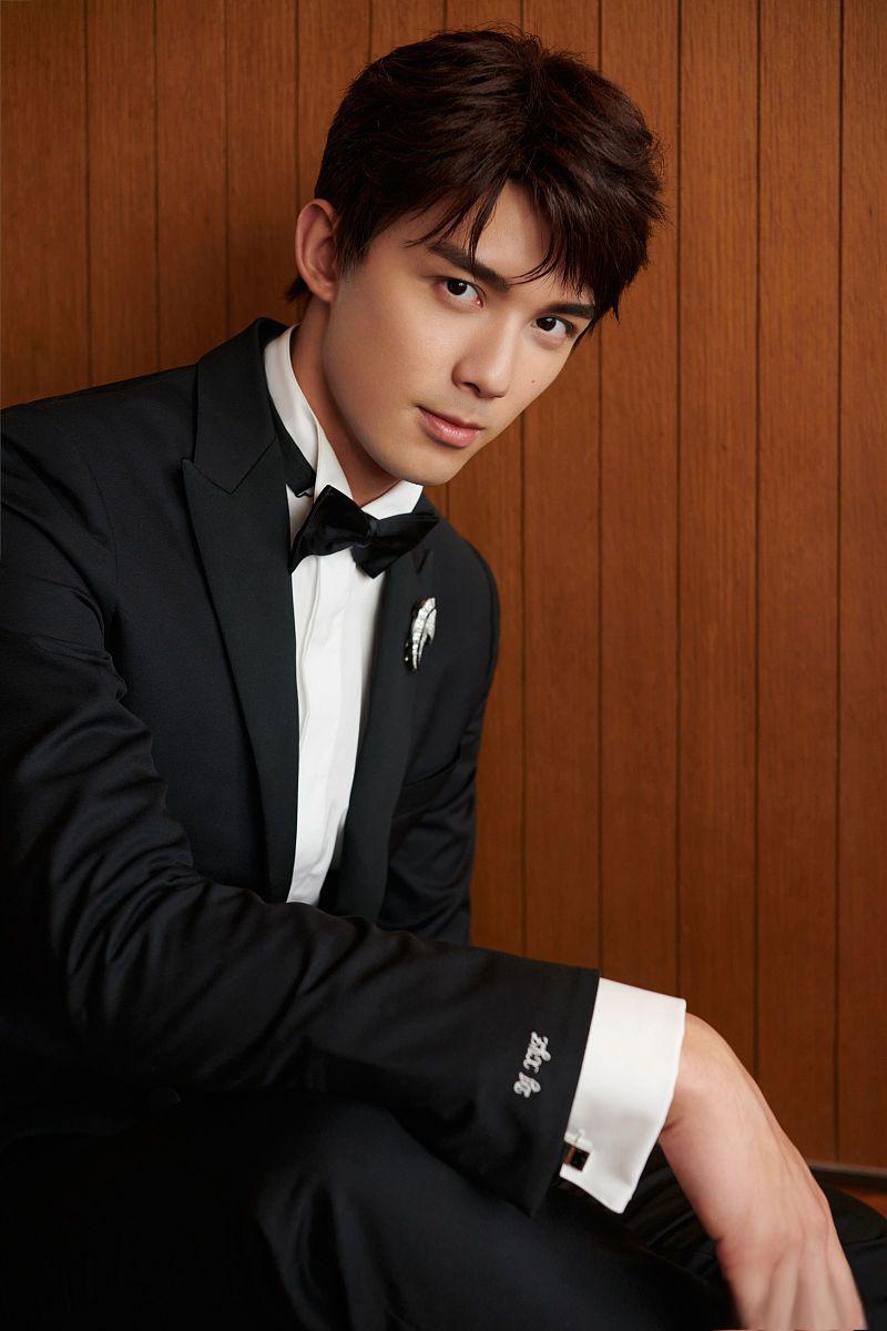 吴磊:颜值与演技双进化,20年演艺路展现实力派风采 吴磊,这位从4岁