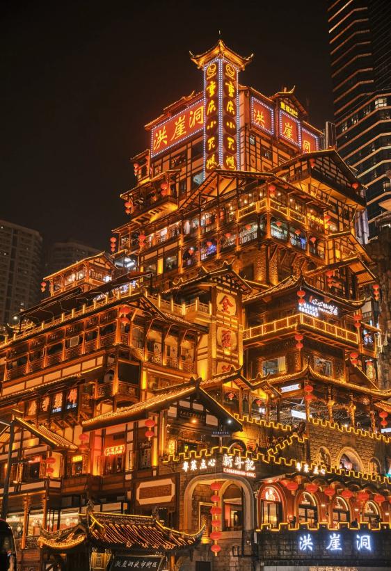 从繁华的解放碑步行街到梦幻般的洪崖洞,再到壮观的武隆天生三桥,每一