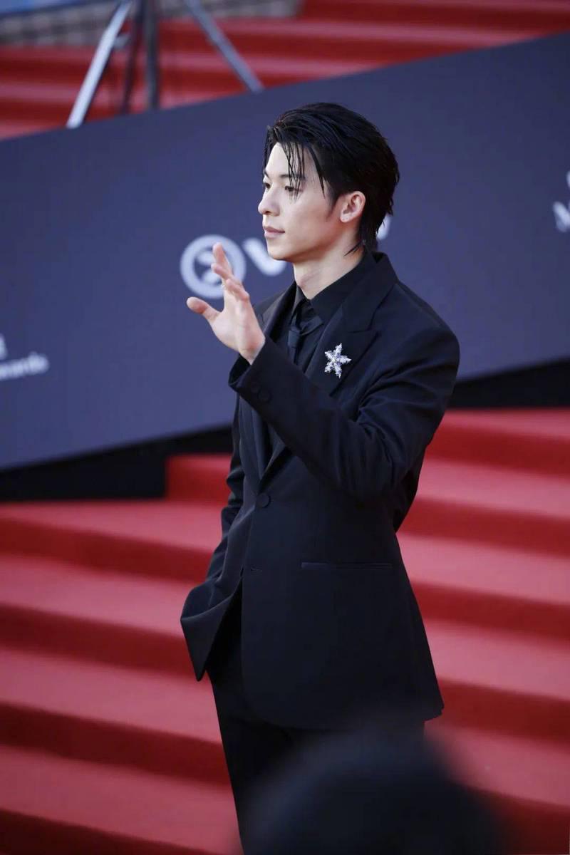 76岁的姜大卫凭借在《白日之下》中的精湛表演,首次荣获最佳男配角奖