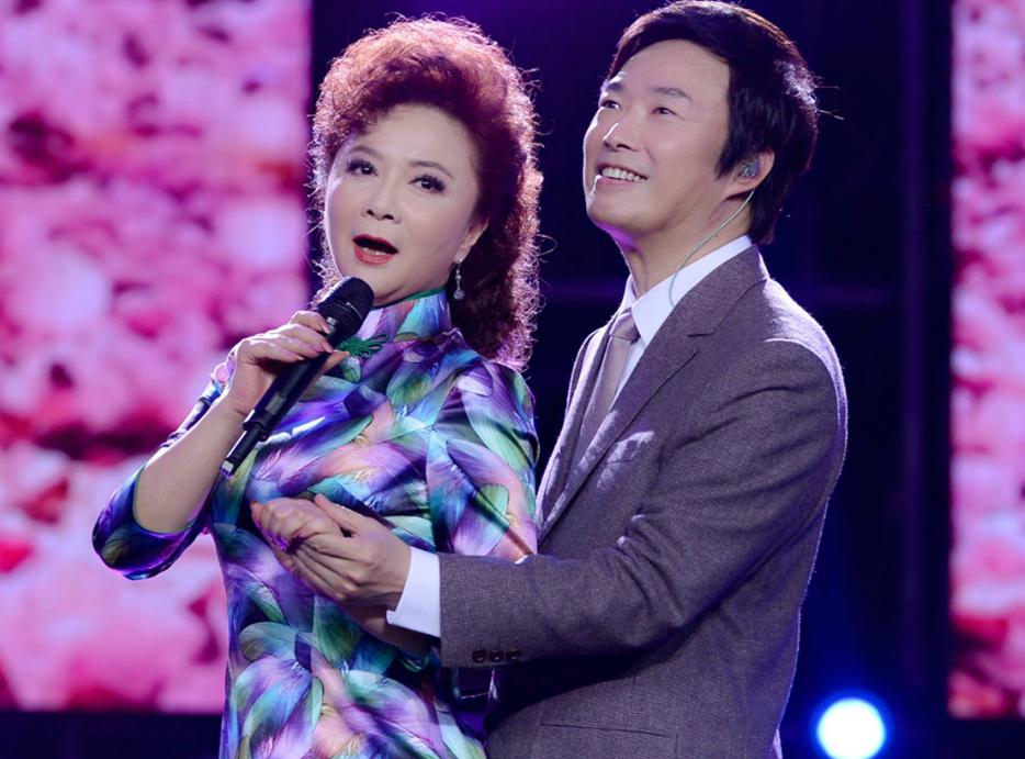 蔡明:丈夫和儿子是她的坚强后盾 蔡明是央视春晚女王,登上春晚28次