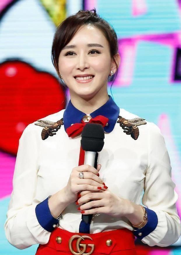 演技精湛获观众认可 胡静,一位在娱乐圈稳扎稳打22年的女演员,以其在