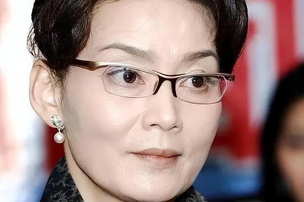 中国唯一中俄混血潘虹的成长经历 潘虹出生在上海,父亲因政治问题自杀