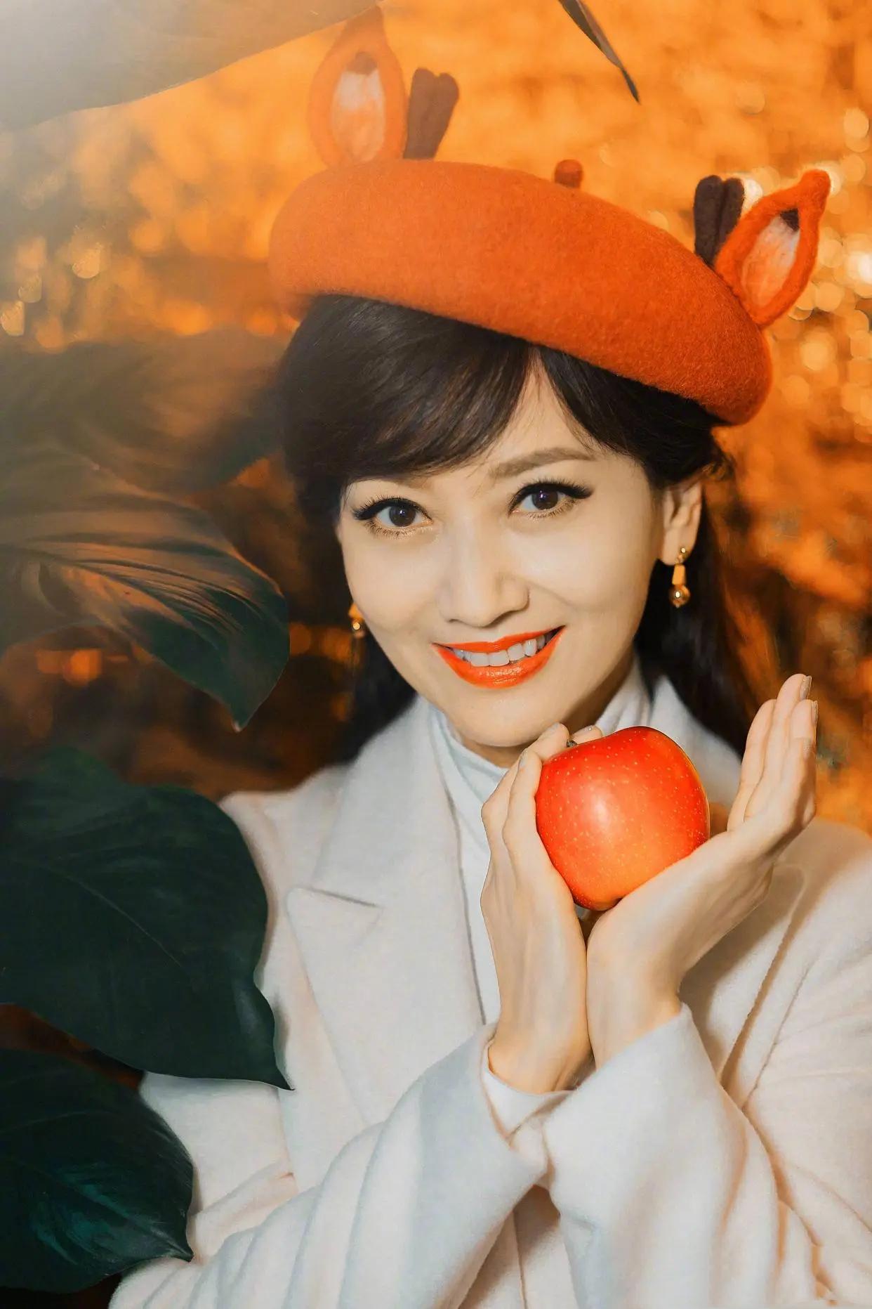 优雅气质彰显生活热爱 赵雅芝的穿搭风格让人眼前一亮,仿佛时光倒流