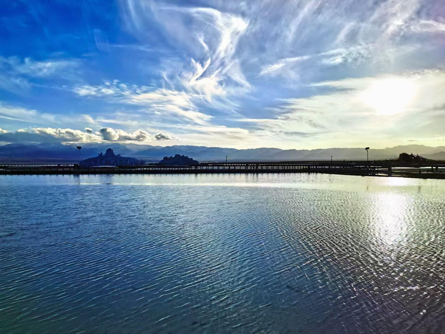 清晨的阳光,盐湖的美景,盐雕艺术品,湖水的清凉,夕阳的余晖,星空的