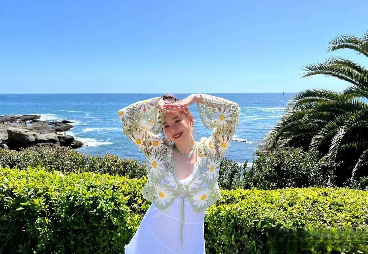 阚清子海边生日照,展现清新自然之美,粉丝力挺女神!