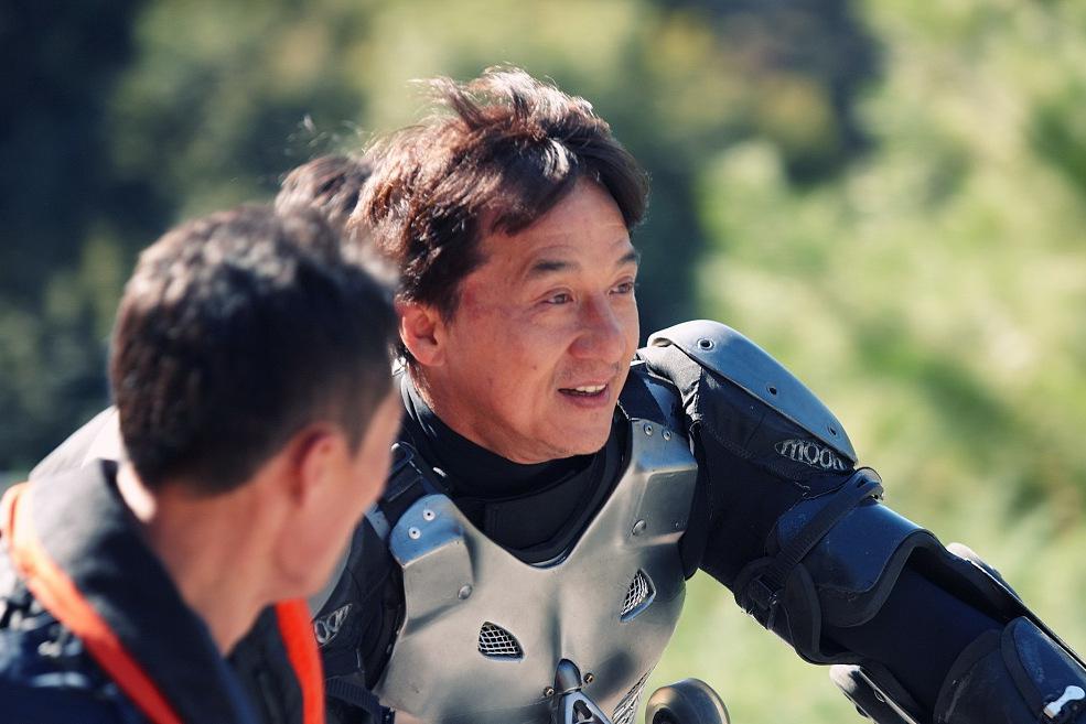 成龙,这位出生于1954年的香港巨星,凭借其独特的武术技艺和幽默风格