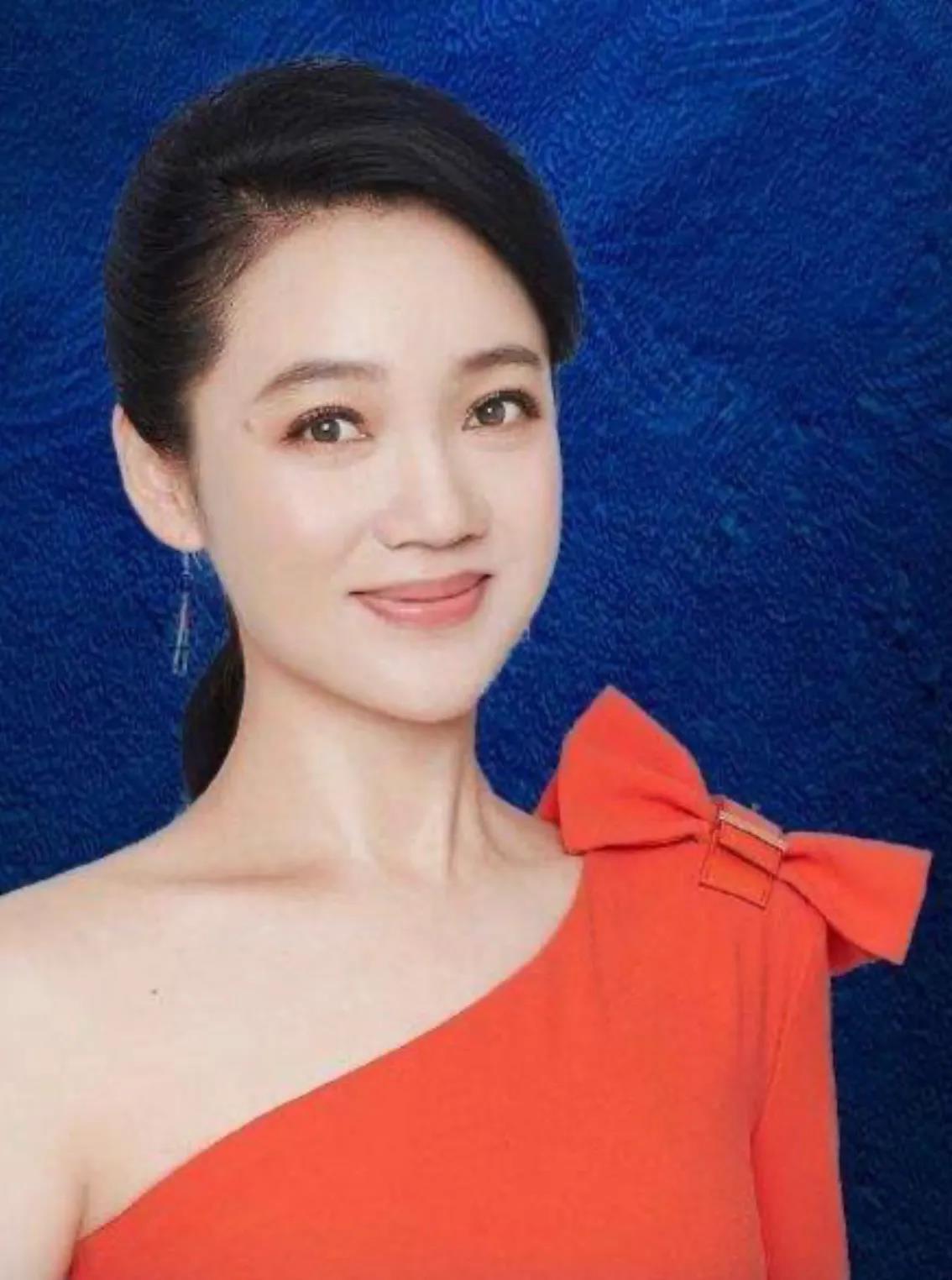 周群:光环背后的心酸 前安徽卫视主持人周群,曾是主持界的璀璨明星,51