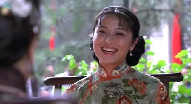 铁梨花》:六奶奶的故事 六奶奶海棠,自小无父无母,是赵府老夫人花了一