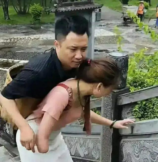 无腿丈夫出轨后落魄,爱情与金钱的较量 成都的"连体夫妻"小波和阿娇