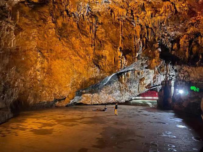 几年前,我有幸游览了湖北钟祥市的黄仙洞,那里的美景和独特体验让我