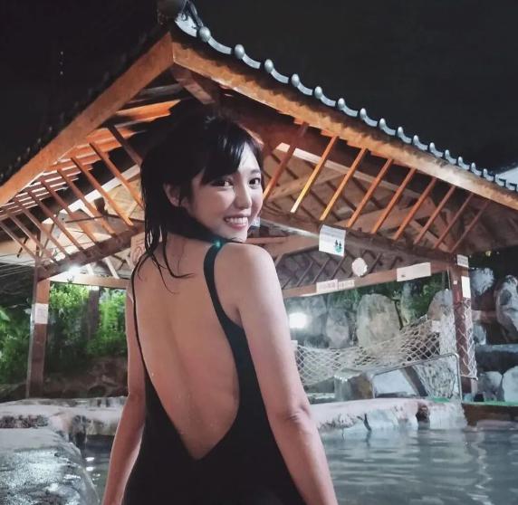 台湾女主持何美:身材与才华并存,健身爱好成就综艺之星 台湾综艺女