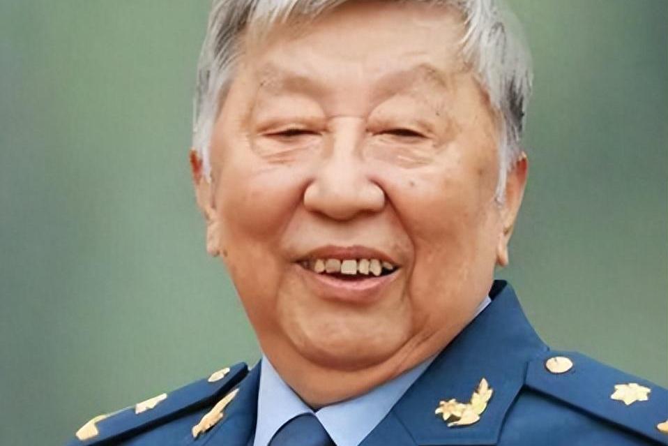 阎肃遗孀与子的版权之争:利益背后的人性与情感 阎肃,这位军旅歌手的