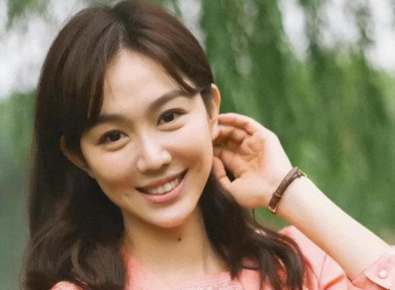 姜妍:从"宋丹丹干女儿"到"隐藏厨神"的蜕变 姜妍,这位才华横溢的女