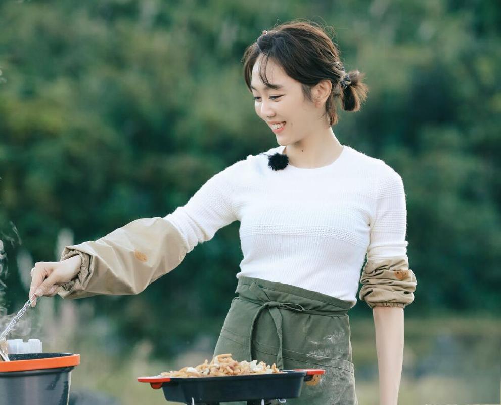 姜妍:从"宋丹丹干女儿"到"隐藏厨神"的蜕变 姜妍,这位才华横溢的女