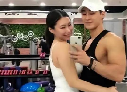 42岁阿姨勇追25岁健身教练 金熙园与25岁健身教练的爱情故事,以其独特