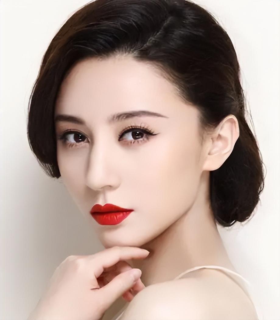 邬靖靖:从"最美西施"到18线,姑父新欢成疑云 邬靖靖被姑父尤小刚捧红