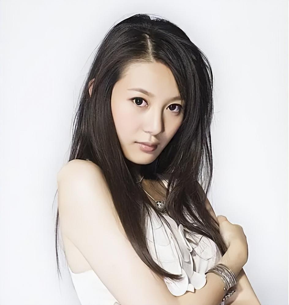 邬靖靖:从"最美西施"到18线,姑父新欢成疑云 邬靖靖被姑父尤小刚捧红