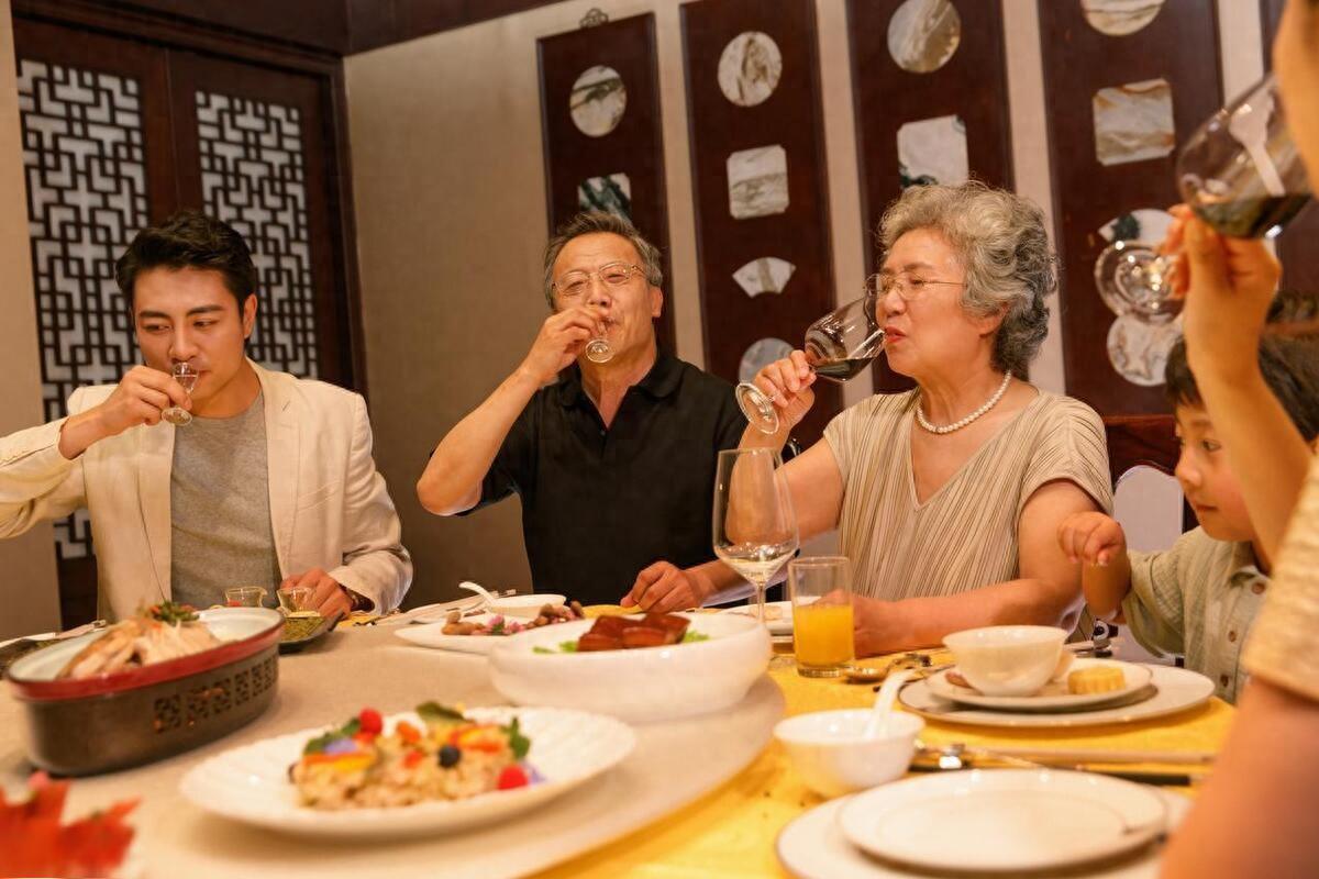 领导饭局话术大揭秘 高情商回应让你破费了的正确姿势 在饭局中