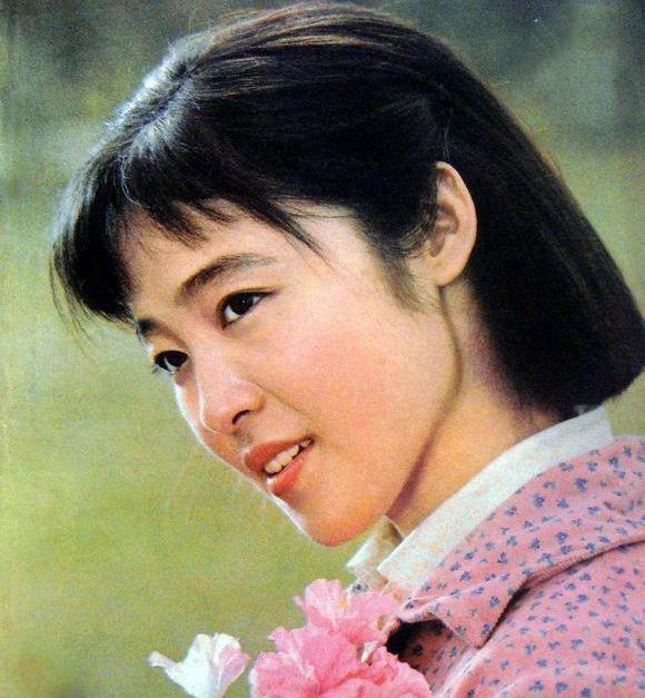 原名盖晓玲,因在经典国产战争电影《高山下的花环》中饰演"韩玉秀"而