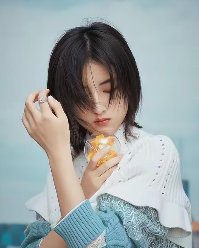 赵今麦与张子枫:娱乐市场中的不同路径与选择 在零零后小花中,赵今麦