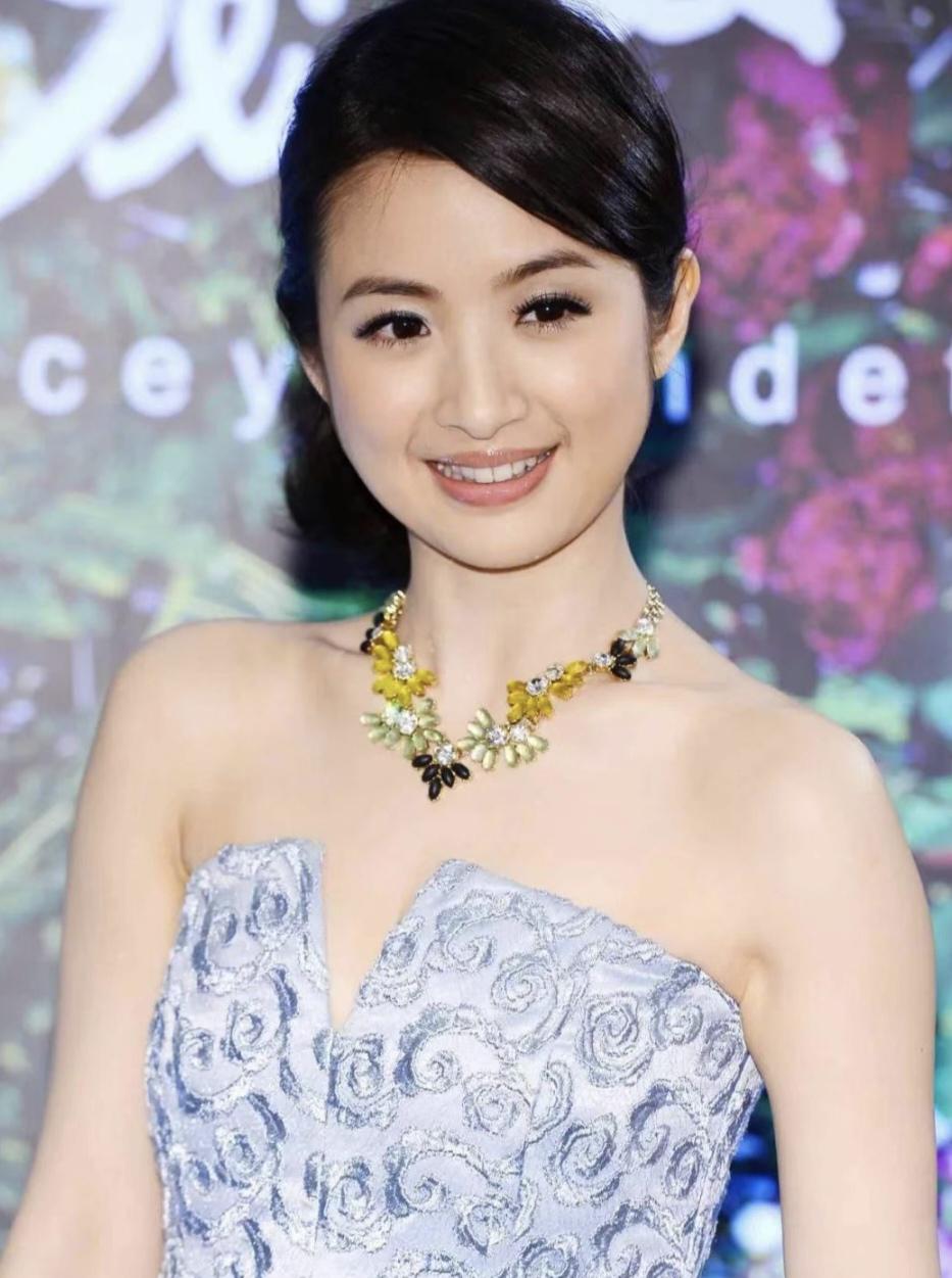 林依晨,昔日的台偶甜妹,如今的全能艺人,她的成功故事充满了坚韧与