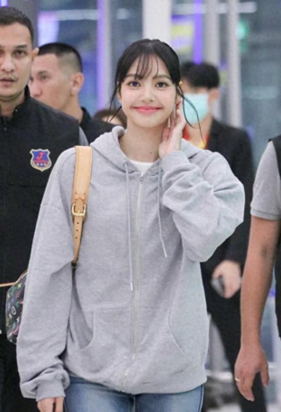 形象变革背后的商业逻辑与粉丝期待 韩国人气女团blackpink的成员lisa