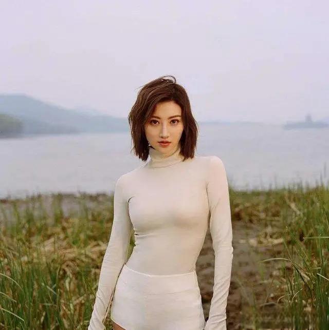 景甜好莱坞之旅后回归网剧:商业投资与演技实力的较量 近年来,玄幻剧