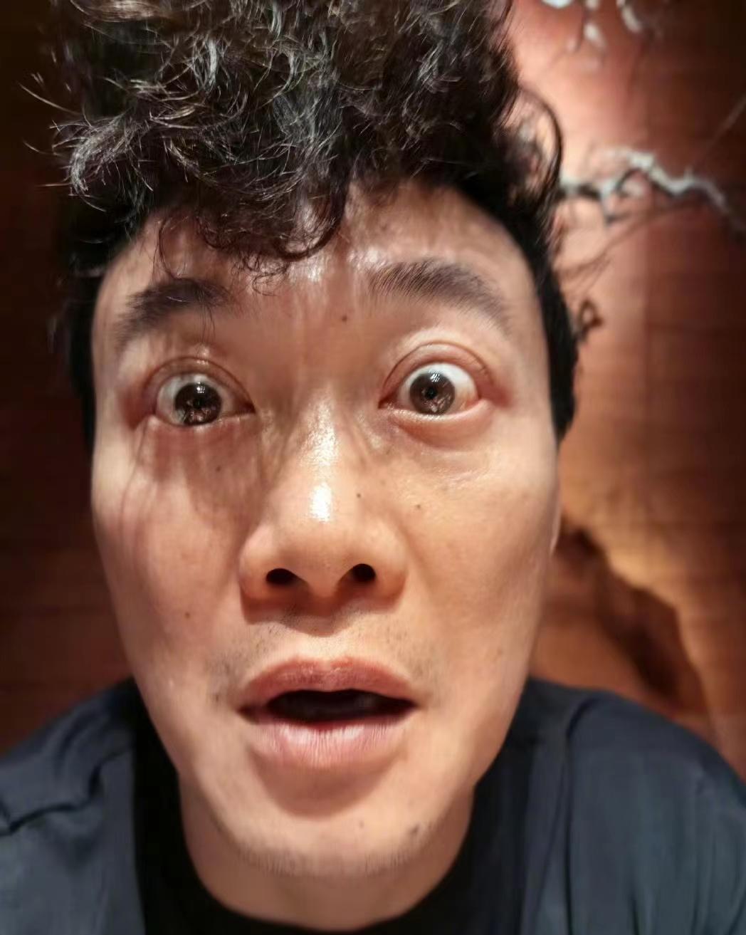 陈奕迅深夜搞怪自拍引发网友热议,真实与搞怪并存成其独特魅力 陈奕迅