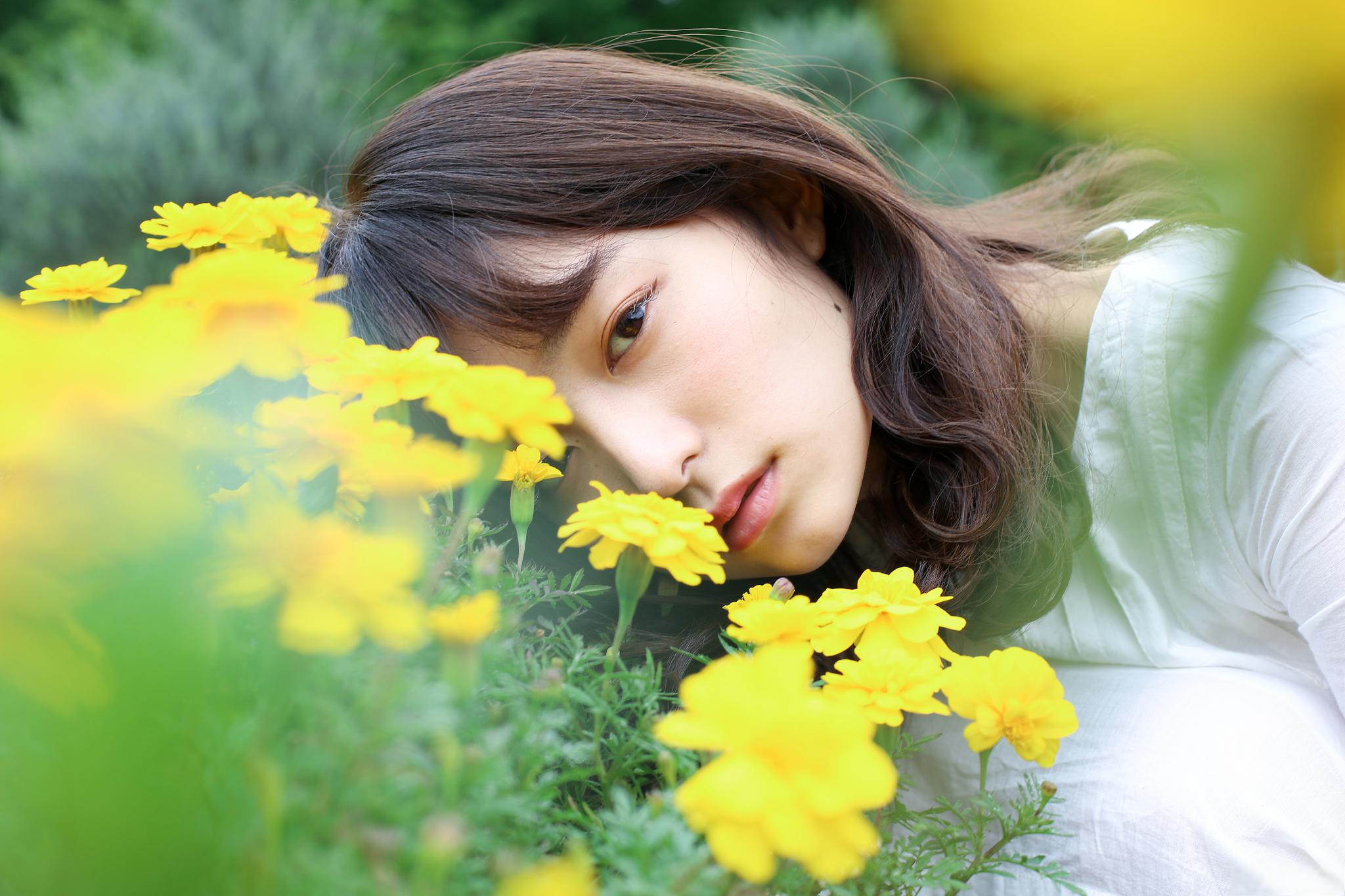 女人彻底动情时,她的眼神闪烁温柔光芒,言语间流露出深情,行为举止间