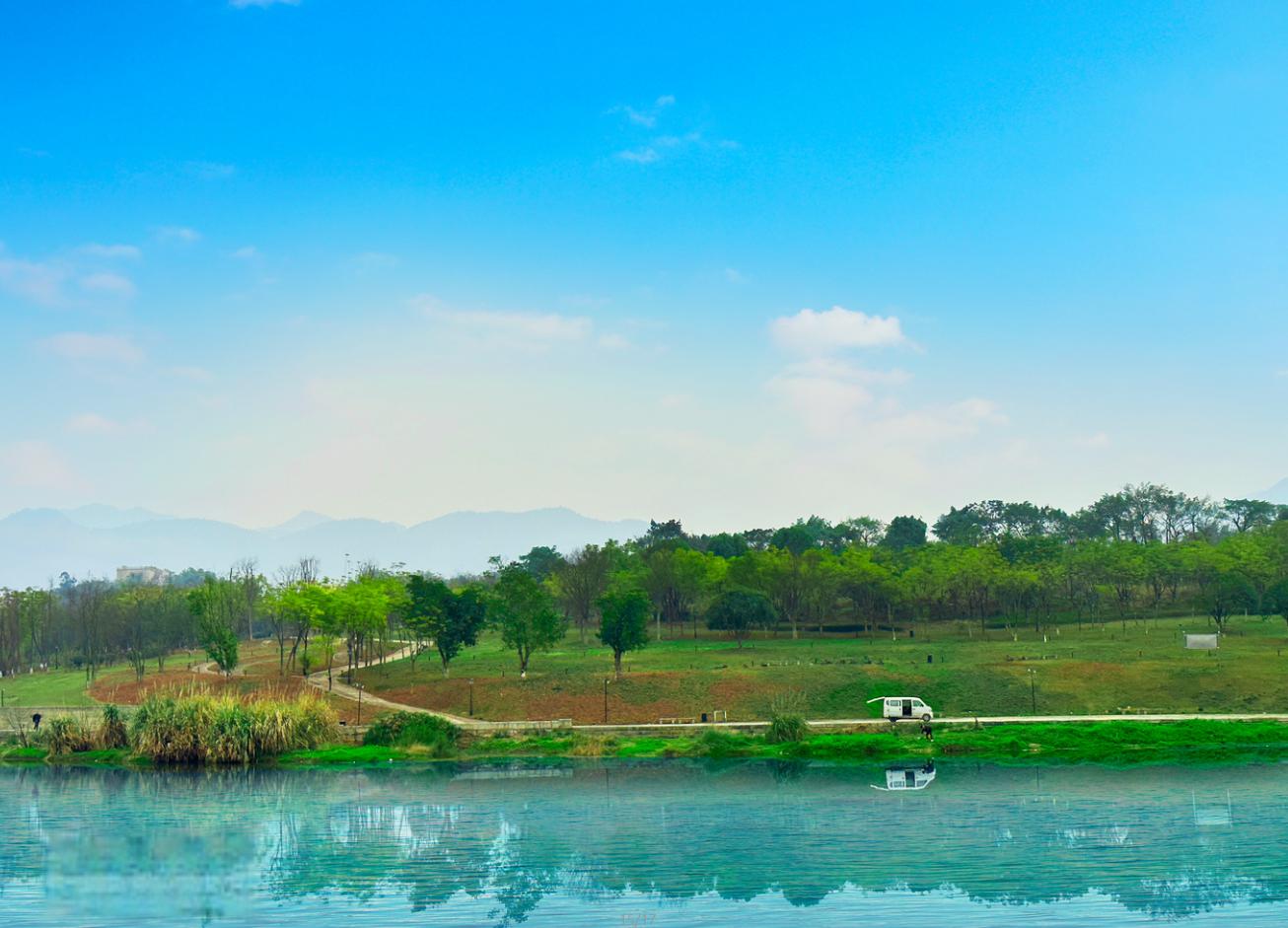 如果你想要一个与众不同的亲水露营体验,那么重庆御临河滨河公园绝对