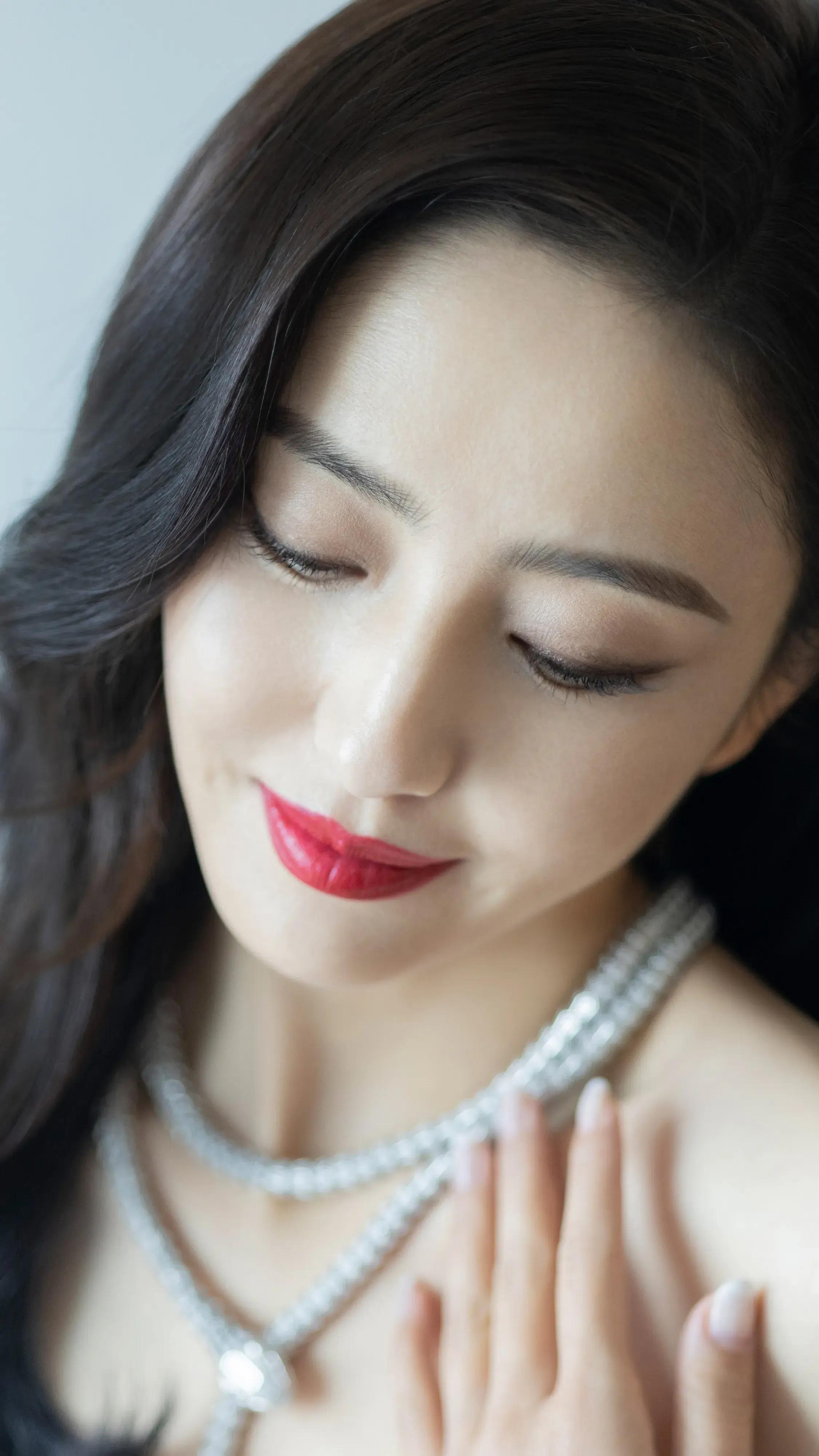 佟丽娅:魅力背后的商业逻辑与市场趋势 佟丽娅,一位备受瞩目的女演员