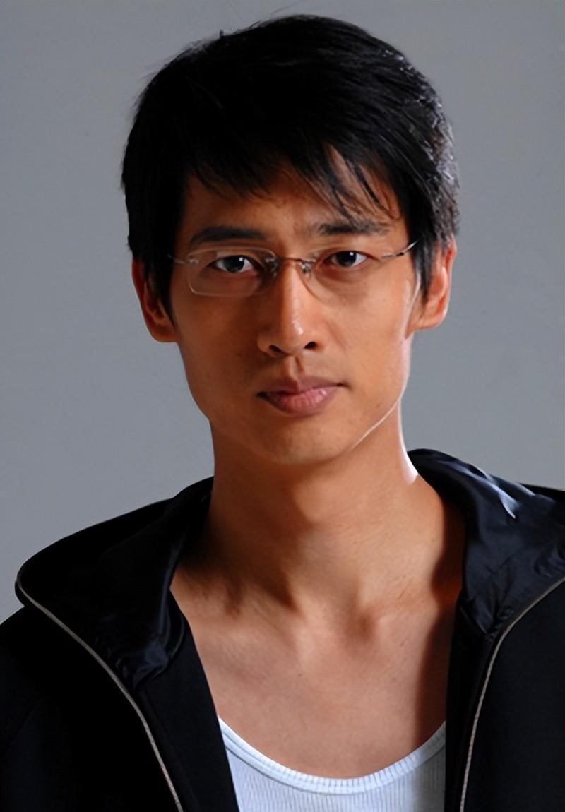 公磊:从冷板凳到演技泰斗 公磊是一位倍受尊敬的实力派演员,他的高超