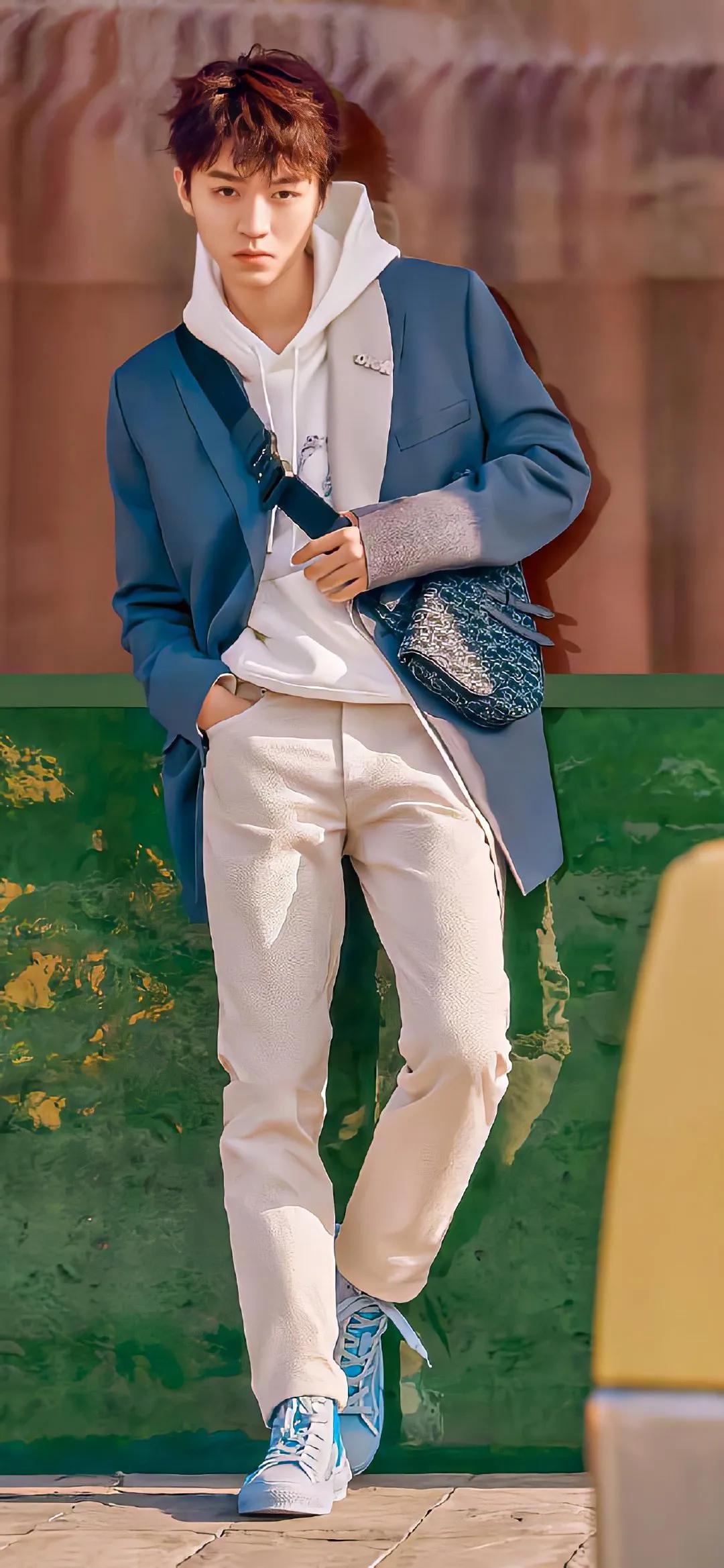 王俊凯初夏微风,璀璨繁星壁纸,展现清新青春魅力 王俊凯,如同初夏的