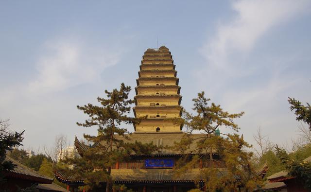 解锁人文魅力与绝美风光 小雁塔是陕西西安的一座古建筑,以其深厚的