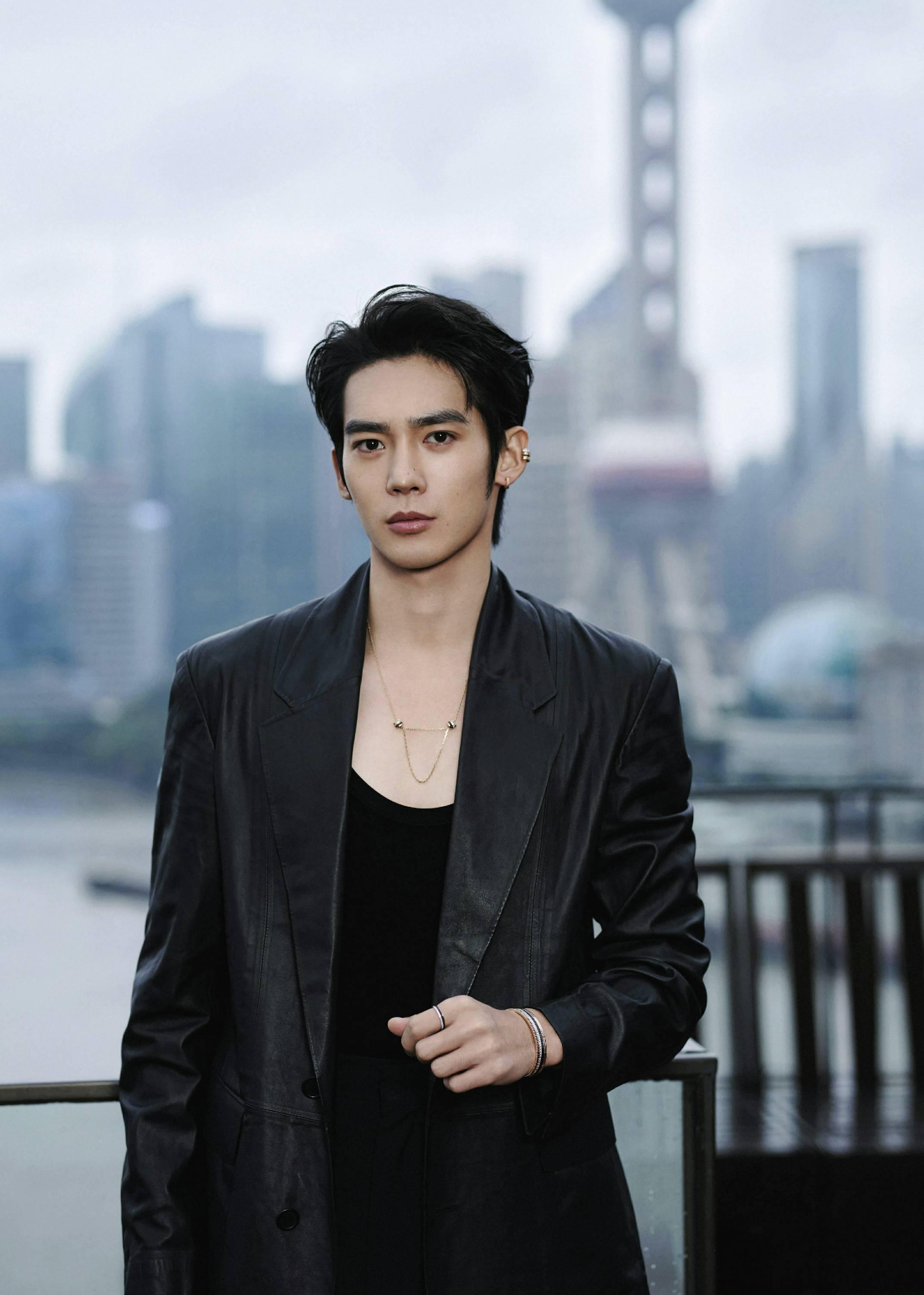 从"土气"到独特魅力:于适的娱乐市场逆袭之路 于适在戛纳电视剧节上的