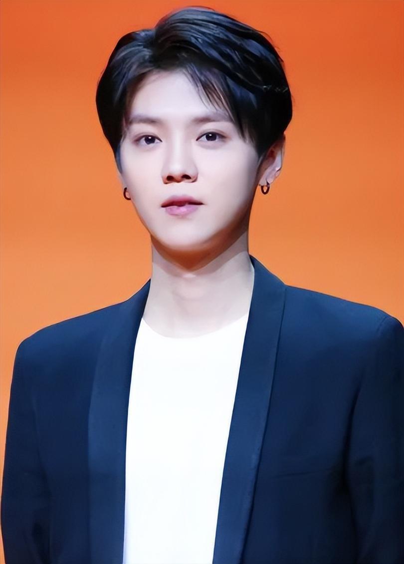 与此同时,另一位顶流明星鹿晗与关晓彤的恋情再次进入公众视野.