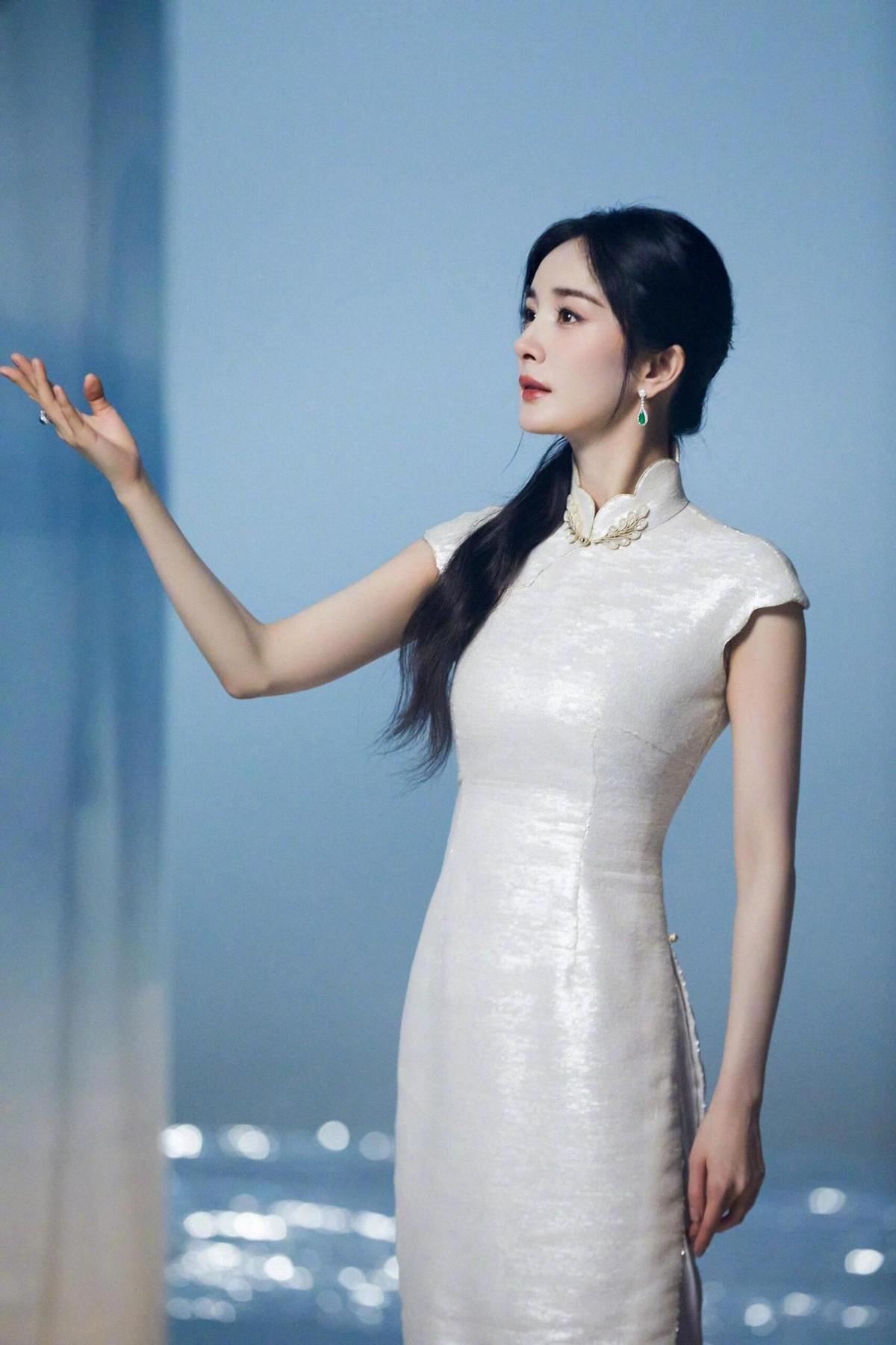 杨幂穿搭新潮流:短旗袍 小白鞋 双角辫,娱乐圈的时尚风向标 随着春天