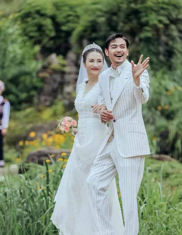 杨烁妻子王黎雯:清纯美貌与时尚装扮 王黎雯,杨烁的妻子,曾是模特出身