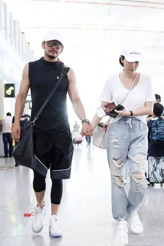 杨烁妻子王黎雯:清纯美貌与时尚装扮 王黎雯,杨烁的妻子,曾是模特出身