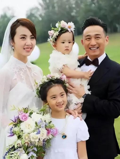 黄磊飞机上行为引争议,黄多多勇敢发声获赞 黄磊和孙莉的口碑并不好