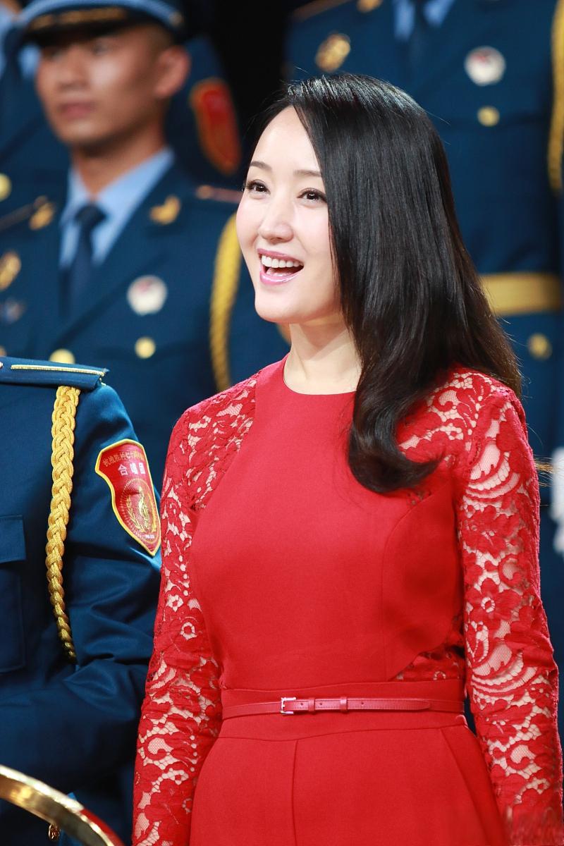 余露莹:美貌与才华并存的新时代女性 主持人余露莹以其优雅的气质和