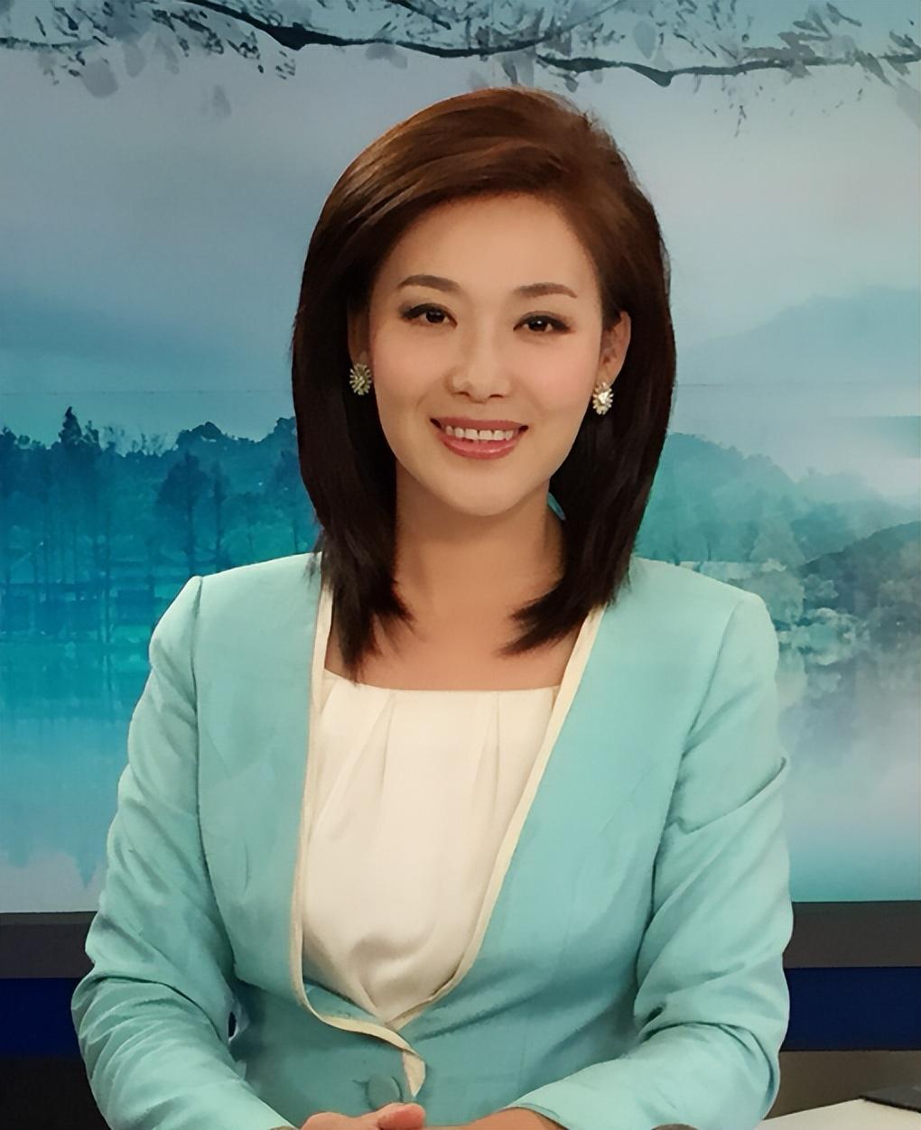 央视主播郑丽:非专业主播的大器晚成 46岁的郑丽是央视的新面孔,她